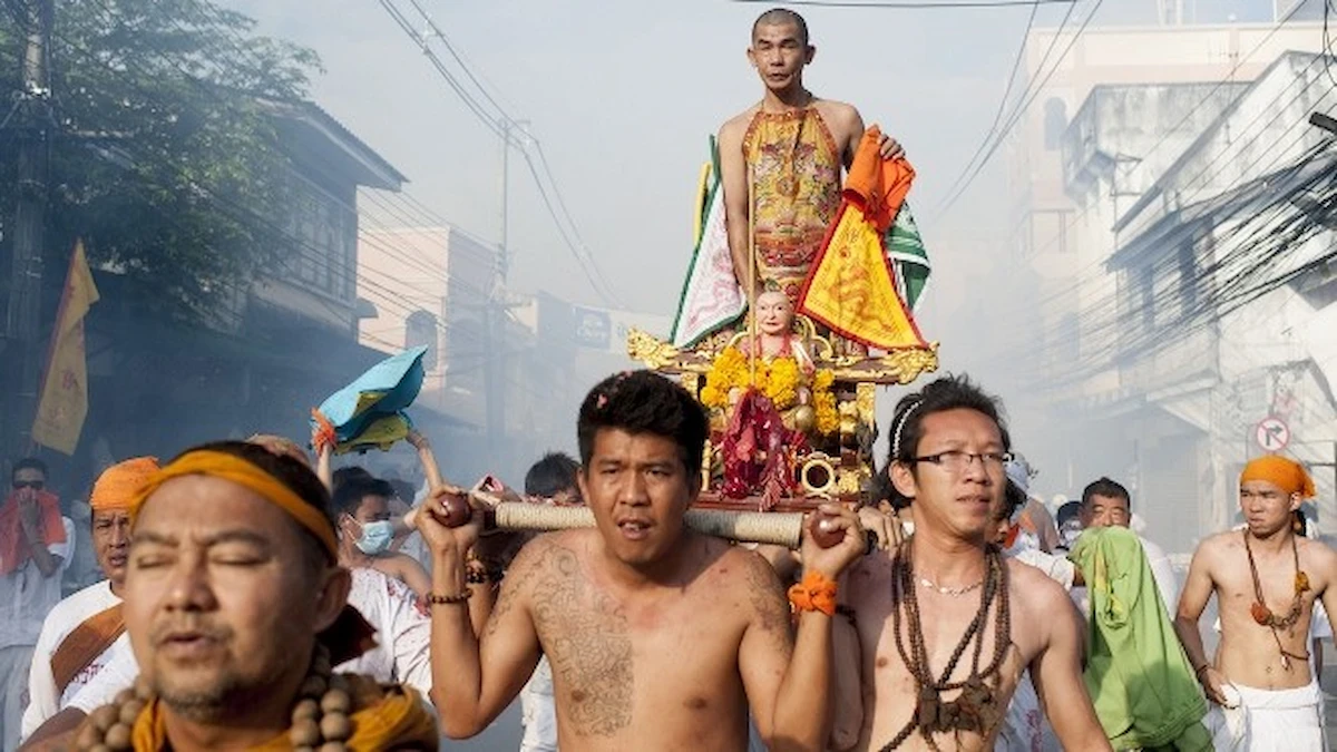 Lễ hội ăn chay Phuket cùng với những nghi thức kì lạ.