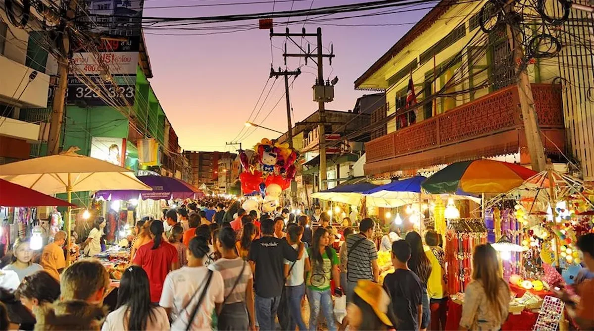 Chợ đêm Chiang Mai - nổi tiếng là khu chợ với những món ăn ngon.