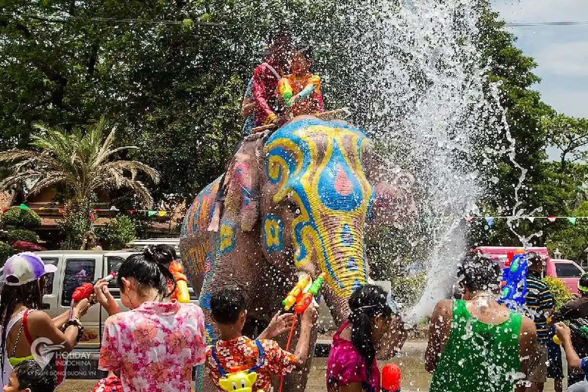 Lễ hội Songkran diễn ra vào tháng 4 tại Thái Lan.