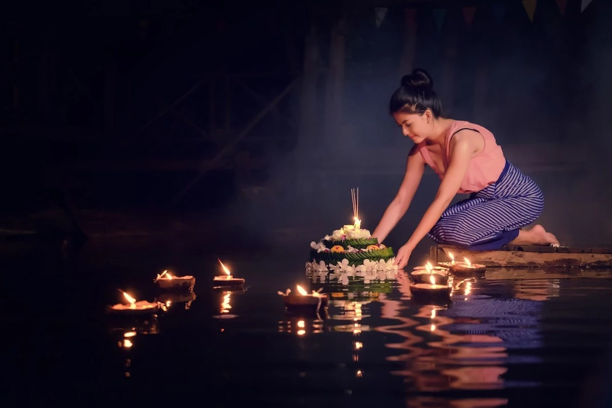 Lễ hội Loy Krathong, diễn ra vào ngày rằm tháng 11 âm lịch.