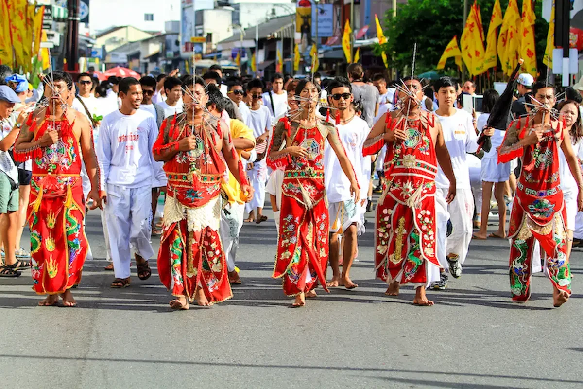 Lễ hội Chak Phra thường được tổ chức vào ngày trăng tròn của tháng 10 âm lịch.