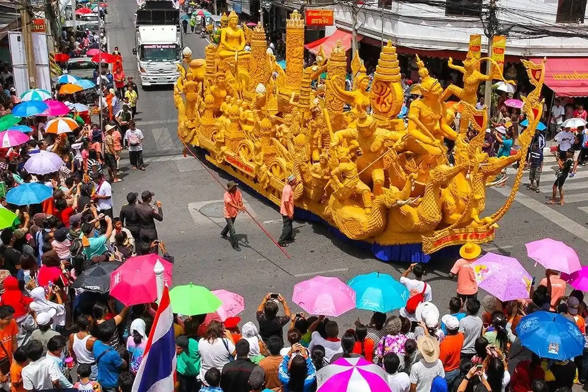 Lễ hội Khao Phansa diễn ra vào ngày trăng tròn tháng 8 tại Thái Lan.