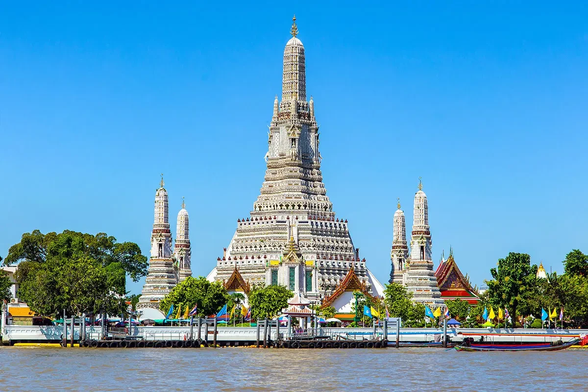 Tham quan Wat Arun (Chùa Bình Minh) tọa lạc bên dòng sông Chao Phraya thơ mộng. Ảnh internet