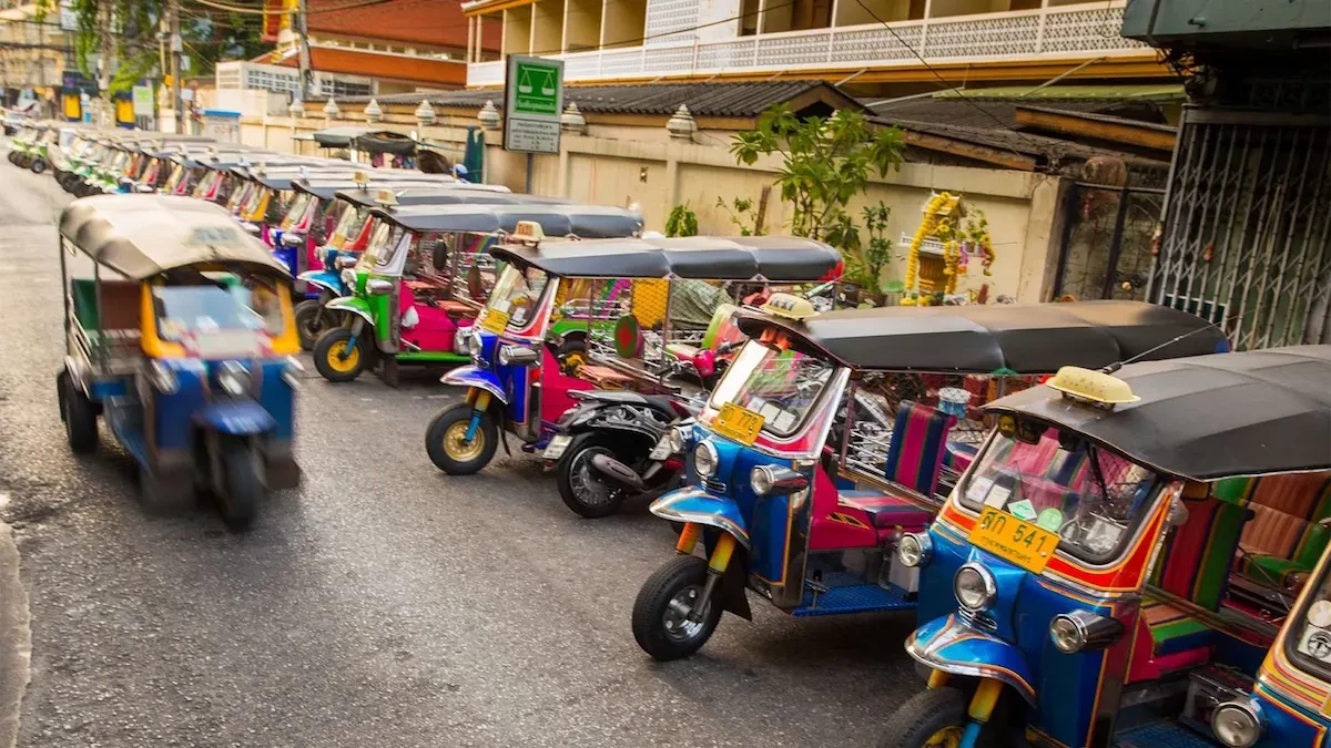 Bạn có thể di chuyển tại Thái Lan bằng tuk tuk, xe buýt hoặc taxi.