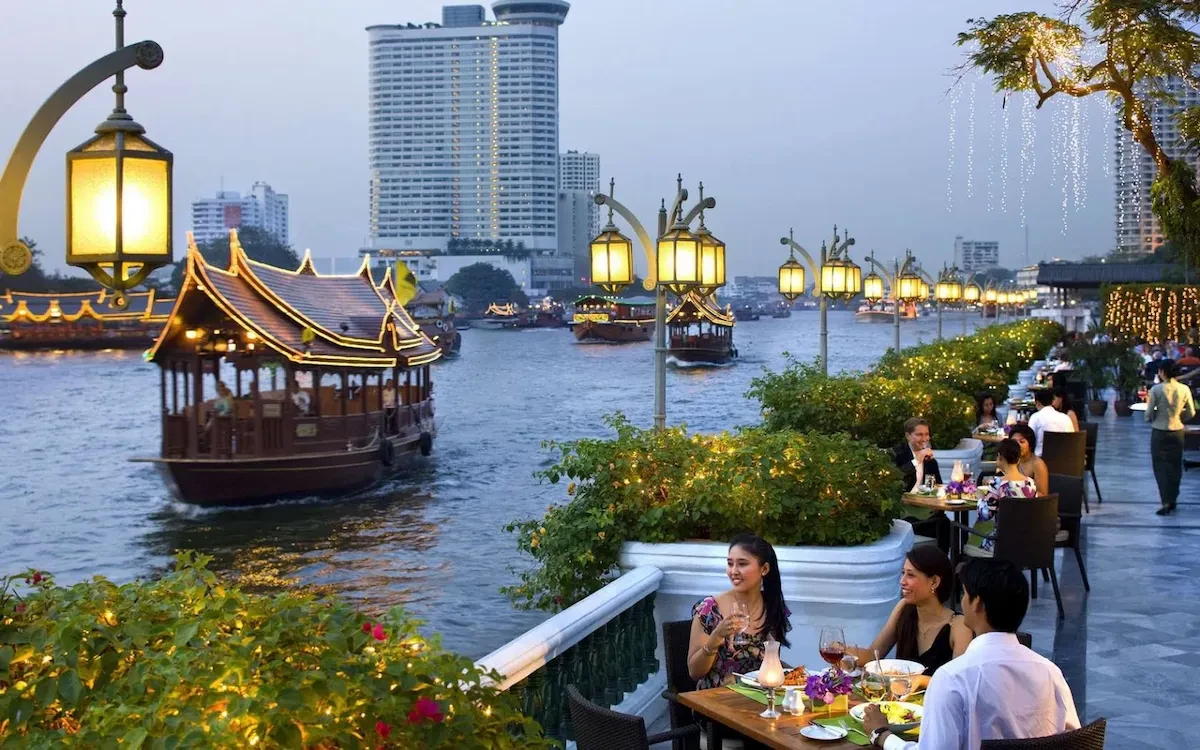 Dạo thuyền trên sông Chao Phraya.