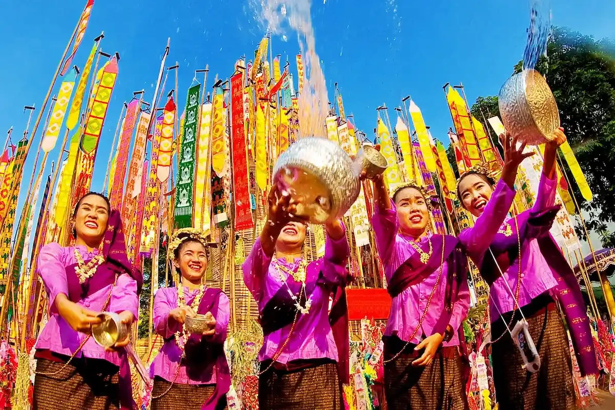 Songkran Festival (Lễ hội té nước - tháng 4)