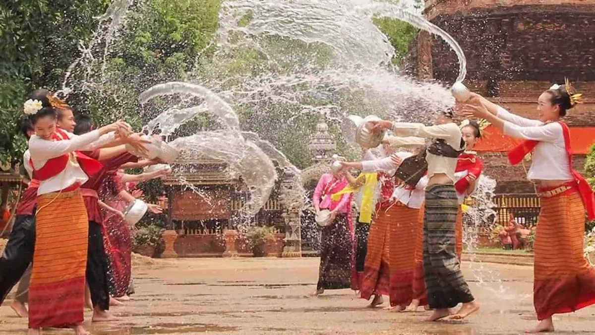 Lễ hội té nước sông Songkran tại Bangkok