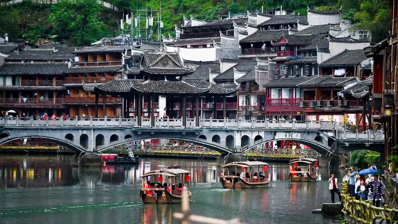 Golden Smile Travel cung cấp tour Phượng Hoàng Cổ Trấn trọn gói