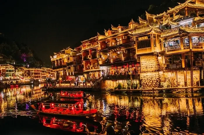 Phố cổ về đêm rực rỡ