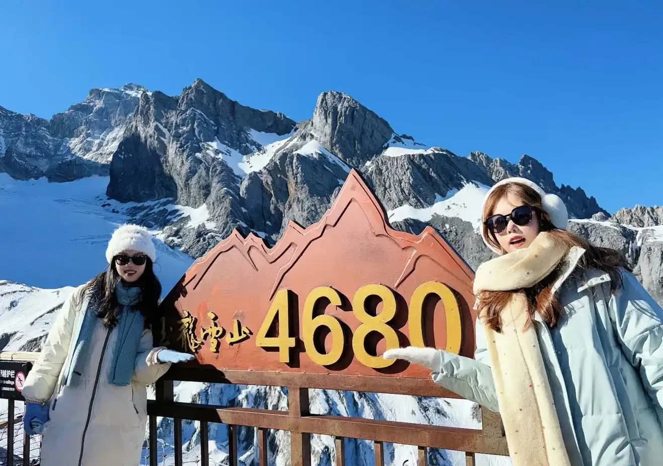Du khách nên lựa chọn trang phục phù hợp khi đến núi tuyết Ngọc Long