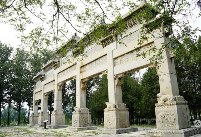 Cổng vòm bằng đá Thập Tam Lăng