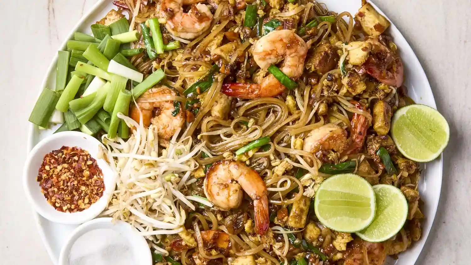 Du khách nên thử món Pad Thai khi đặt chân đến Chatuchak