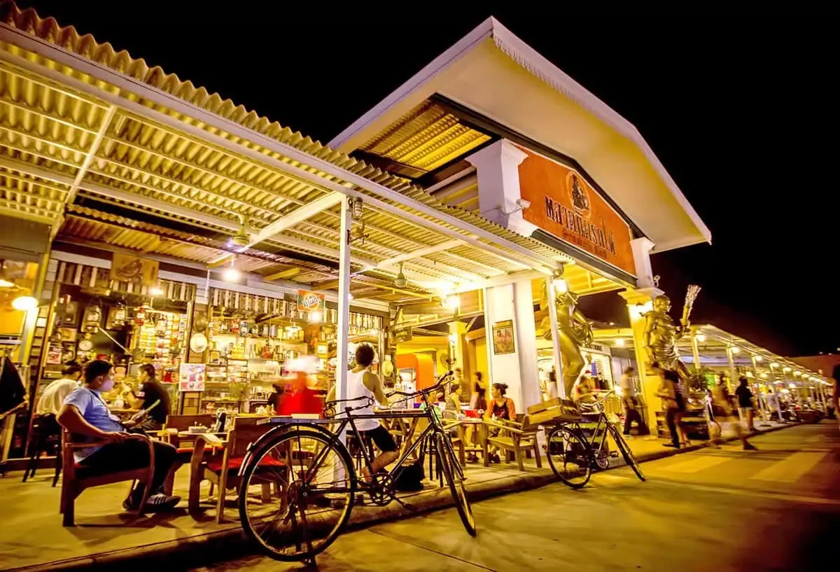 Chợ xe lửa Talad Rod Fai Bangkok