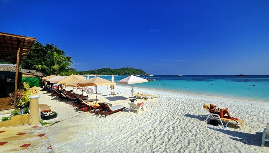 Tắm nắng trên bãi biển ở Pattaya