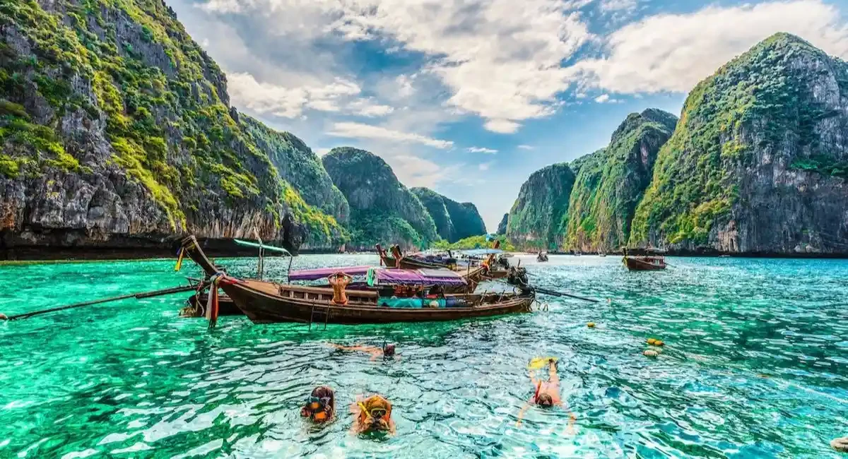 Du ngoạn trên thuyền để ngắm nhìn vẻ đẹp của vịnh Maya