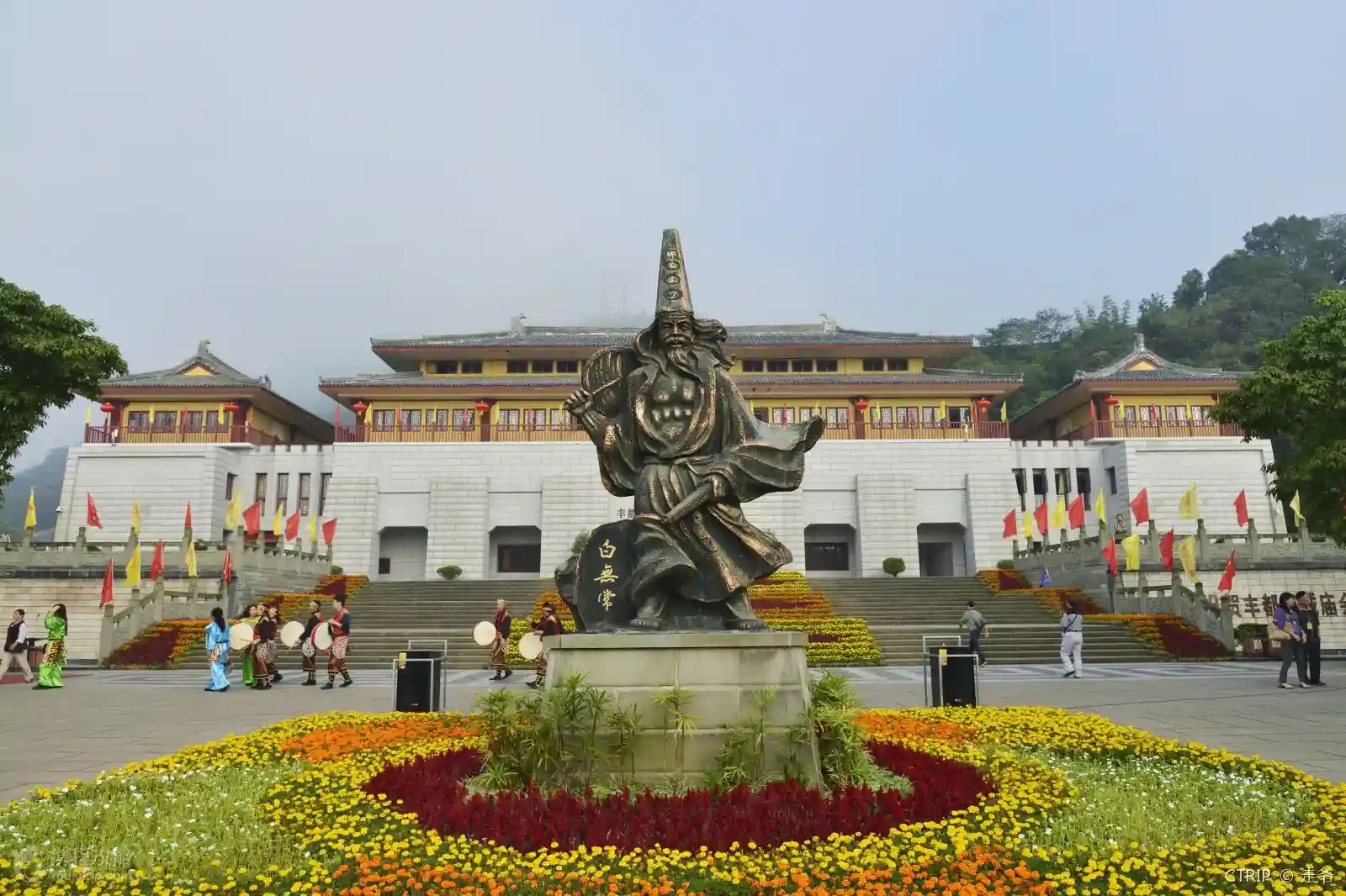 Du khách nên ghé Phong Đô vào mùa xuân hoặc mùa thu