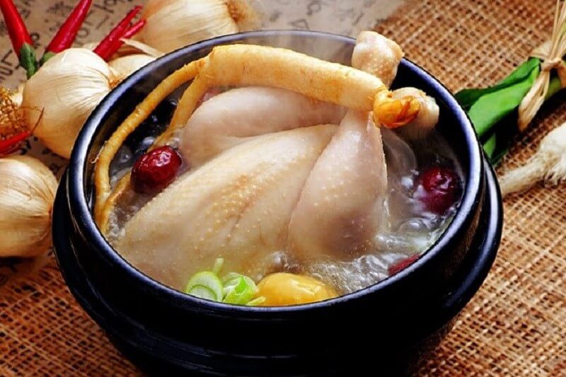 Samgye-tang là món ăn nóng hổi bồi bổ cho mùa hè nóng bức