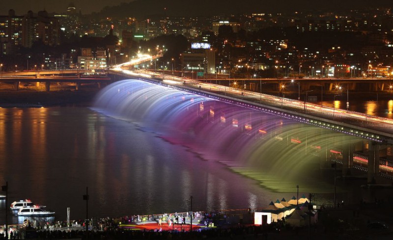 Cầu Banpo được Guinness công nhận là cây cầu phun nước dài nhất thế giới