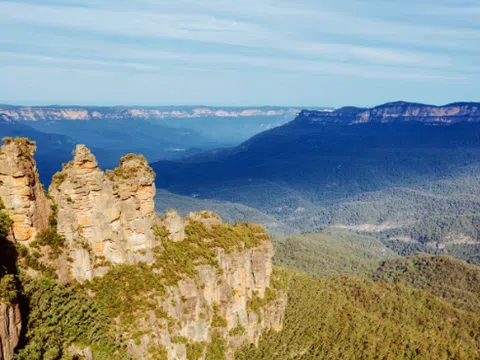 Tận hưởng cảnh đẹp núi rừng tuyệt đẹp của  Núi 3 chị em (Three Sisters and Echo Point)