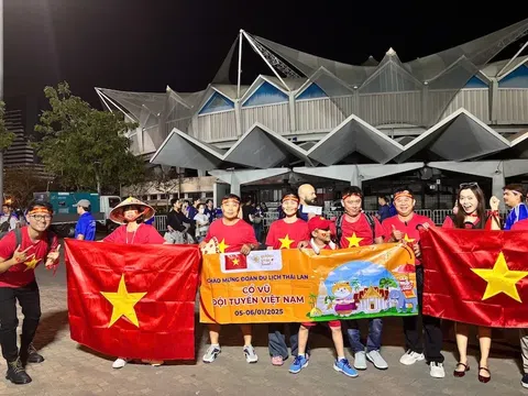 CĐV VIỆT NAM TIẾP LỬA CHO ĐỘI TUYỂN VIỆT NAM TRONG CHUNG KẾT AFF CUP 2024 TẠI THÁI LAN
