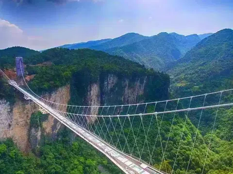 Trải Nghiệm Cầu Kính Trương Gia Giới Nổi Tiếng Bậc Nhất Trung Quốc