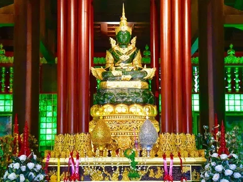 Khám Phá Tượng Phật Ngọc Wat Phra Kaew Linh Thiêng Nhất Tại Thái Lan 