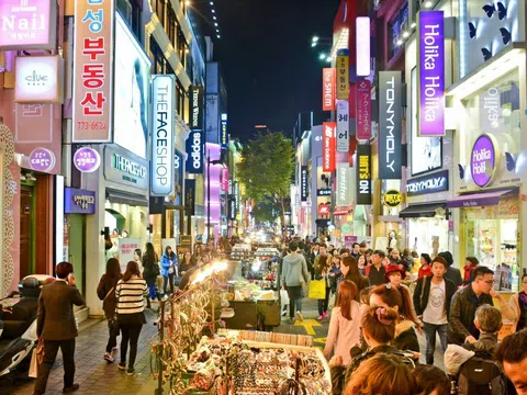 Mua sắm, thưởng thức ẩm thực và trải nghiệm văn hóa tại Chợ Myeongdong