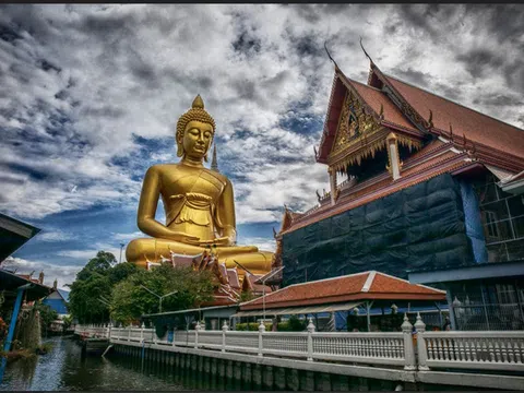 Wat Paknam Bhasicharoen - Biểu tượng tâm linh nổi tiếng giữa lòng Bangkok 