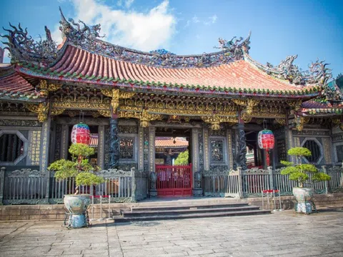 Chùa Long Sơn Đài Loan: Địa điểm du lịch tâm linh nổi tiếng ở Đài Bắc 
