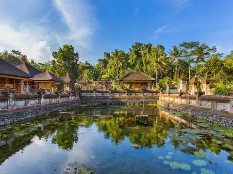 Trải nghiệm tắm nước thánh tại ngôi đền nghìn tuổi Tirta Empul ở Bali