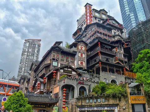Chiêm ngưỡng vẻ đẹp lung linh của phố cổ Hồng Nhai Động ở Trùng Khánh