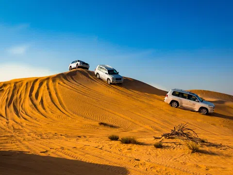 Tháng 7: Thử Thách Lái Xe Land Cruiser Qua Sa Mạc Dubai